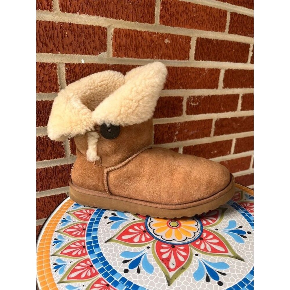 UGG Bailey Button Chestnut Suede Boots Size 10